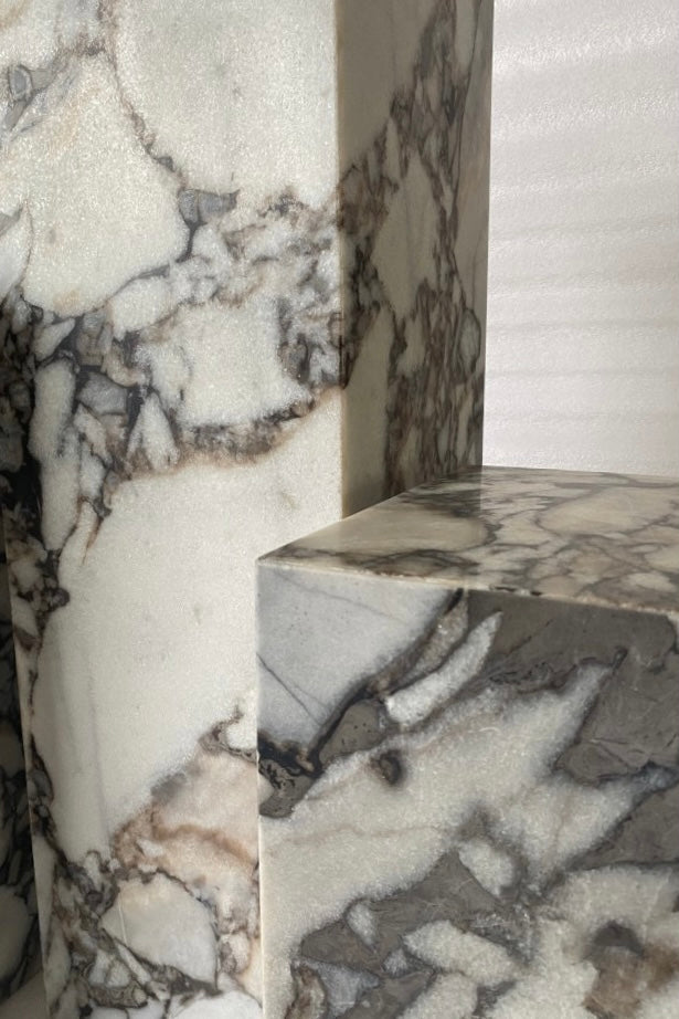 Calacatta - Cubic Sidetable
